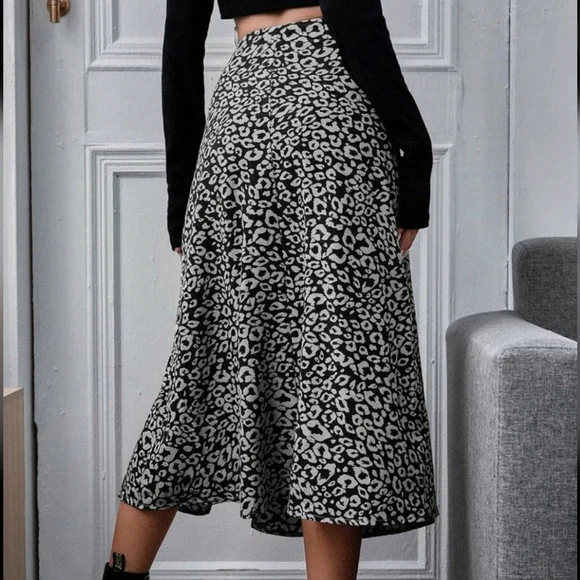 Leopard Print Midi Skirt - Size Medium - Picture 7 of 8